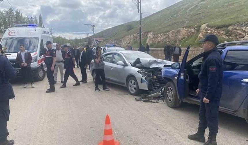 Sivas'ta Kafa Kafaya Çarpışan Araçlarda 8 Kişi Yaralandı