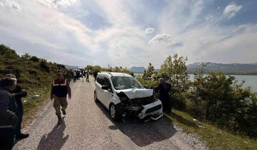 Tatvan'da Otomobil ile Kamyonet Çarpıştı: 6 Kişi Yaralandı