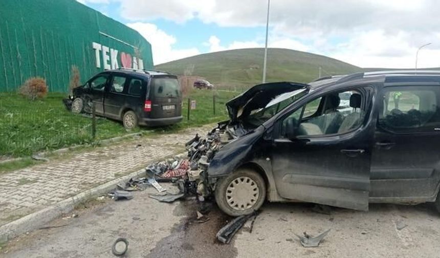 Tekman'da İki Otomobilin Çarpıştığı Kazada 6 Kişi Yaralandı