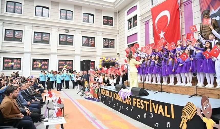 Trabzon'da 600 Öğrenciden Oluşan Dev Çocuk Korosu Sahne Aldı