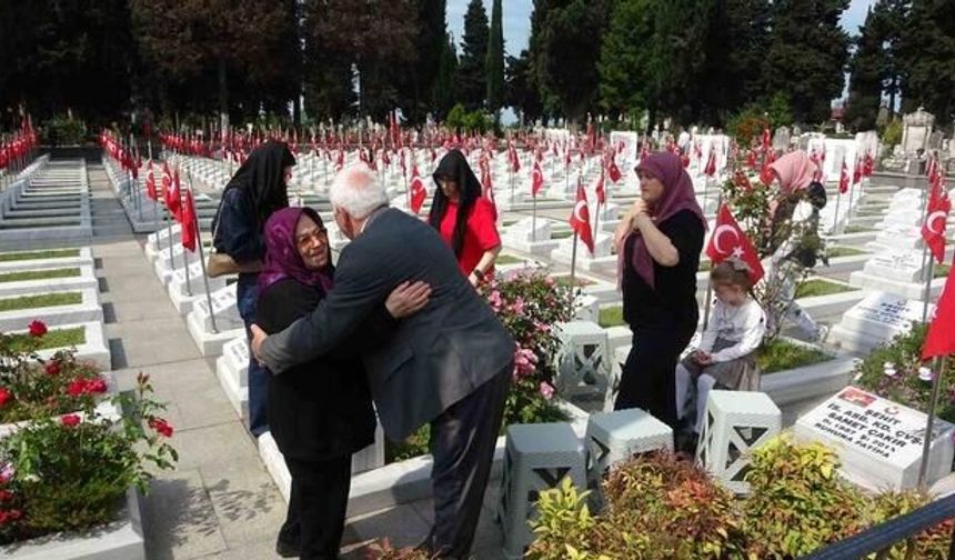 Trabzon'da Şehitlikte Bayram Anması ve Ailelerle Bayramlaşma