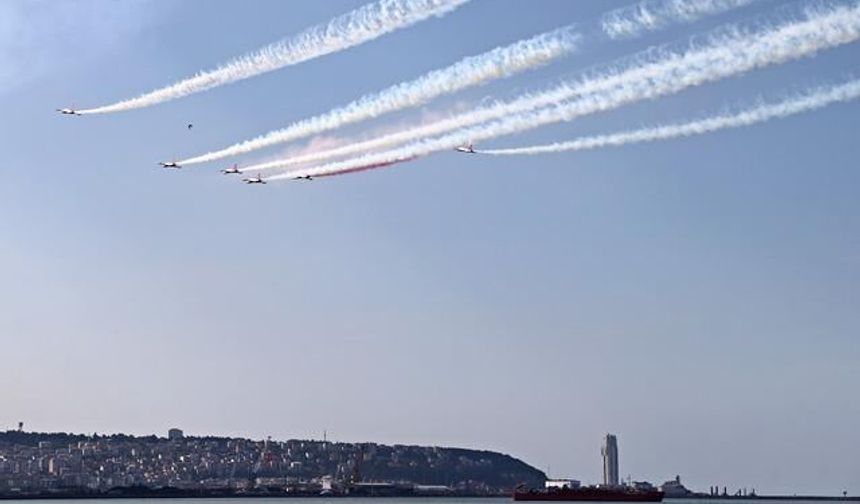 Türk Yıldızları ve SOLOTÜRK, Samsun'da 19 Mayıs Gösterisi Yaptı