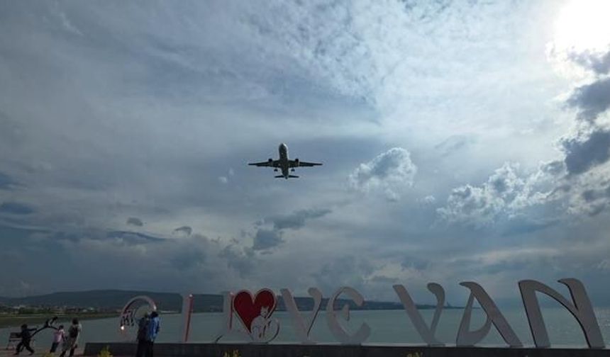 Van'a İniş Yapamayan Uçak Erzurum'a Yönlendirildi, Sonrasında Van'a Güvenli İndi