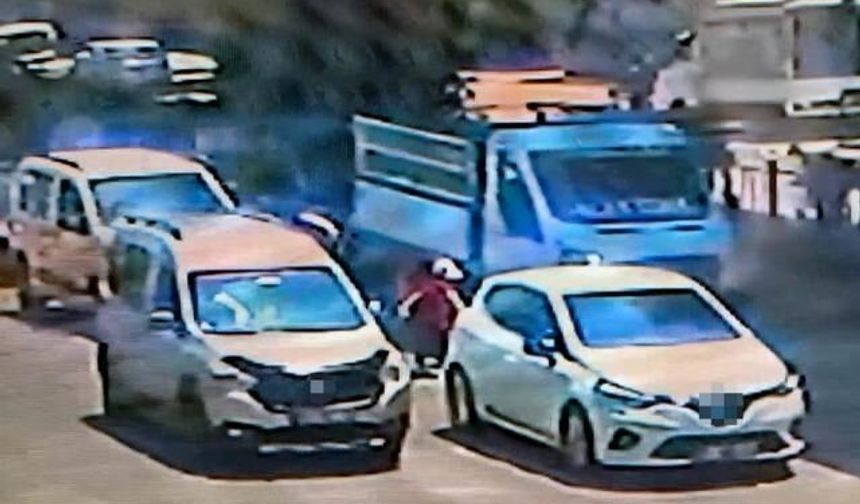 Adana'da Yolun Karşısına Geçmeye Çalışan Çocuk İki Araç Altında Kalarak Hayatını Kaybetti