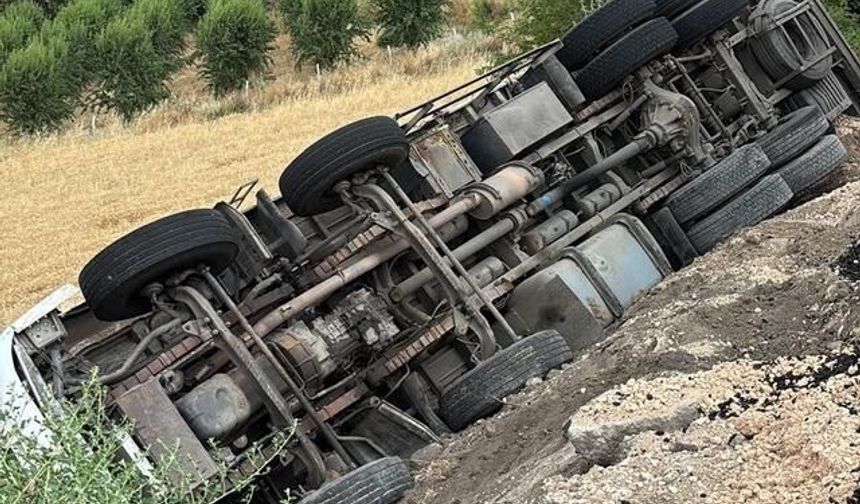 Adıyaman'da Arpa Yüklü Kamyon Şarampole Devrildi