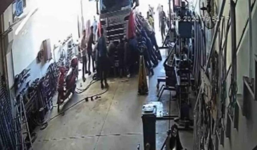 Aksaray'da Tır Altında Kalan Baba ve Oğlu Esnafın Müdahalesiyle Kurtarıldı