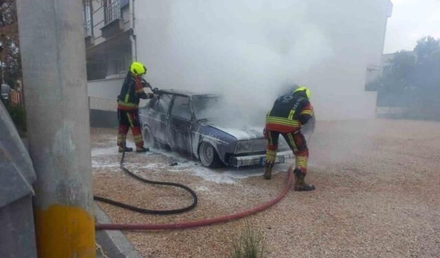 Bandırma'da Park Halindeki Otomobilde Yangın Çıktı