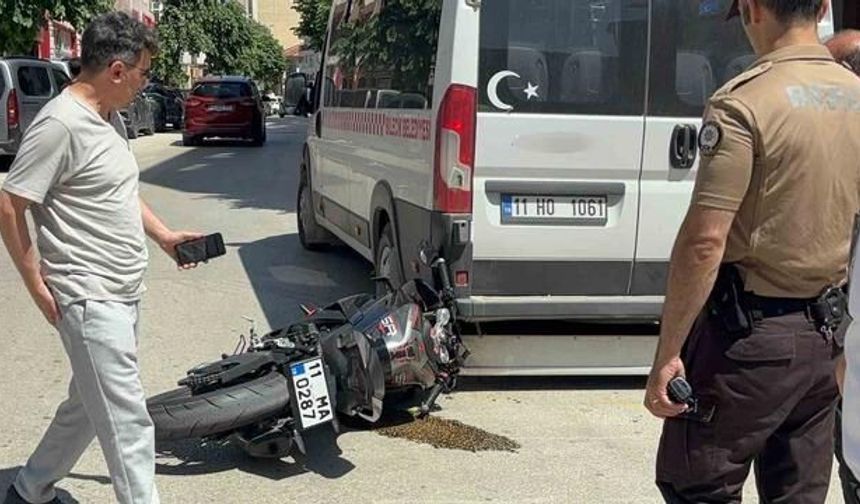 Bilecik'te Otomobille Çarpışan Motosikletli Minibüsün Altından Kılpayı Kurtuldu