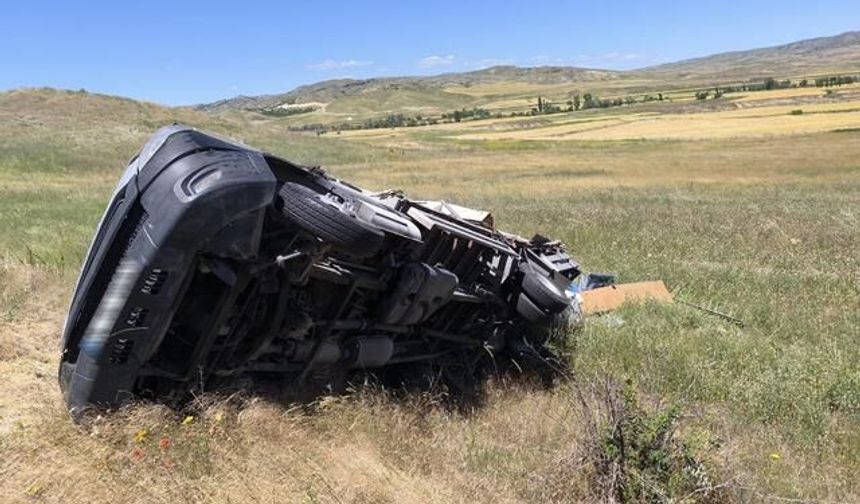 Çorum'da Kamyonet Tarlaya Devrildi: 2 Kişi Yaralandı