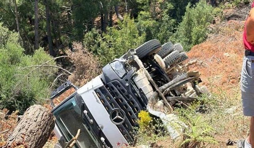 Datça'da Kamyon Uçuruma Yuvarlandı: 1 Yaralı