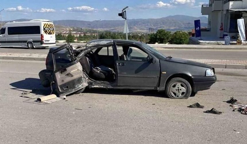 Elazığ'da Otomobil Aydınlatma Direğine Çarptı: 3 Yaralı