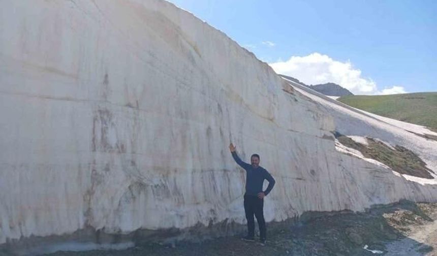 Hakkari Berçelan Yaylası'nda Yaz Ayında 5 Metrelik Kar Sürprizi