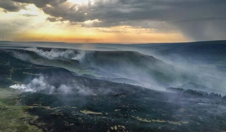 İngiltere'nin Derbyshire Bölgesinde 200 Hektarlık Orman Yangını Devam Ediyor