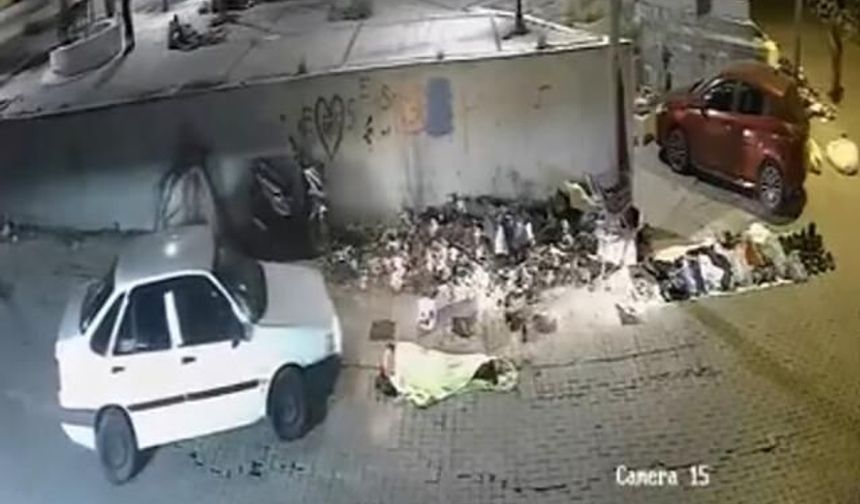 İzmir'de Kaldırımda Uyuyan Adamın Üzerinden Otomobil Geçti