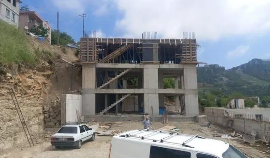 Kahramanmaraş'ta İnşaatta Çalışan İşçi Yüksekten Düşerek Ağır Yaralandı