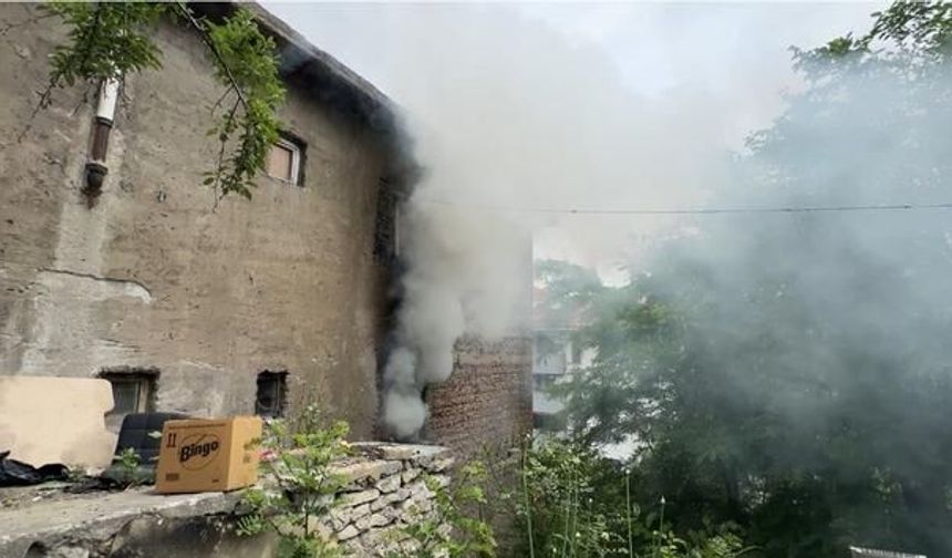 Karabük'te Üç Katlı Evde Çıkan Yangın Büyümeden Kontrol Altına Alındı