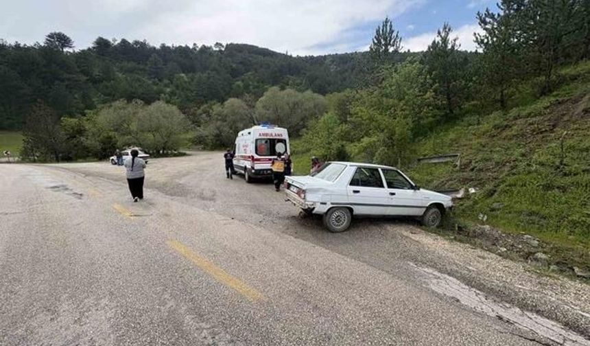 Kastamonu Tosya'da Otomobil Yoldan Çıktı: 2 Kişi Yaralandı
