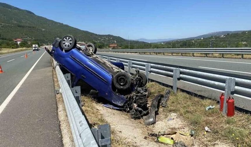 Kastamonu'da Hafif Ticari Araç Bariyerlere Çarparak Ters Döndü: 3 Yaralı