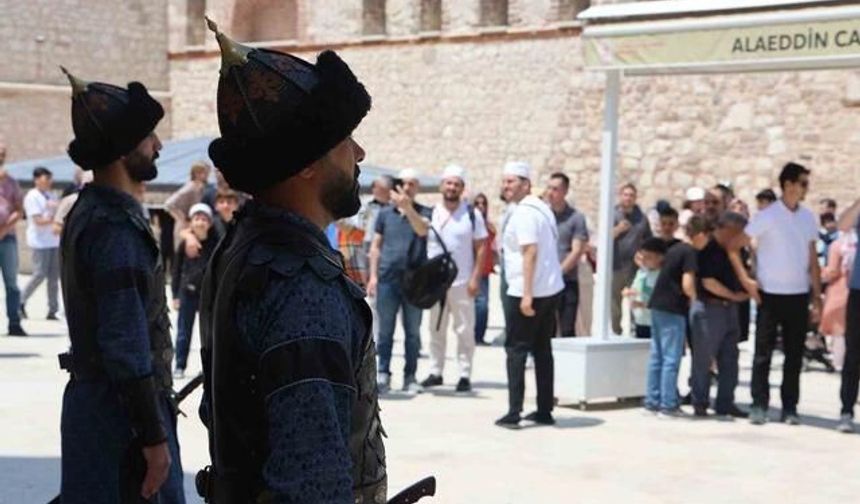 Konya Alaaddin Camii Sultanlar Türbesi'nde Haftalık Saygı Nöbeti Töreni