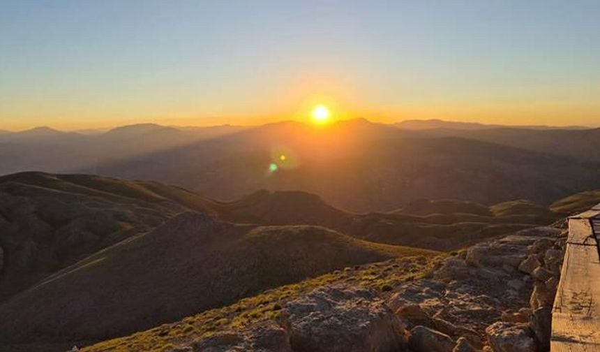 Nemrut Dağı'nda Gün Doğumu ve Gün Batımı Büyüleyici Anlar Sunuyor