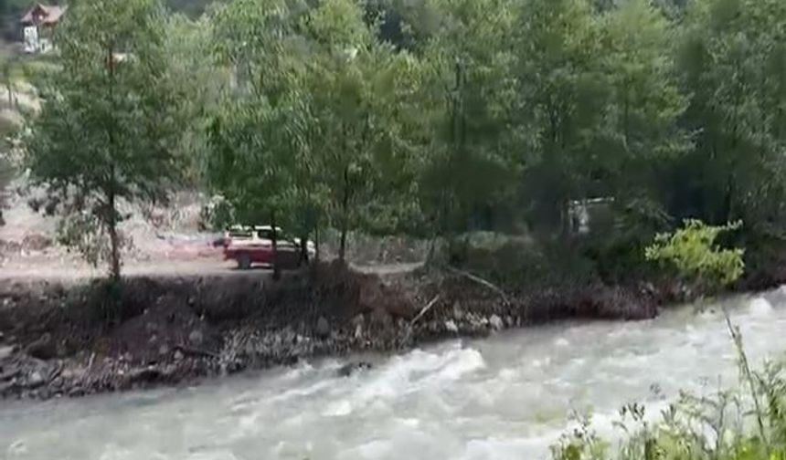 Rize'de Kayıp Gencin Bulunduğu Derede AFAD Botu Devrildi: 1 Şehit