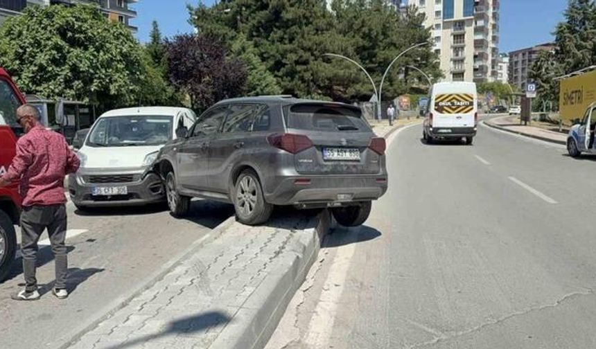 Samsun'da SUV ile Hafif Ticari Araç Çarpıştı: Baba ve Oğlu Yaralandı