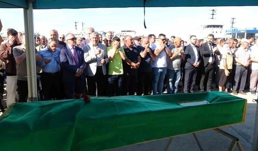 Sivastopol Açıklarında Hayatını Kaybeden Trabzonlu Balıkçı Cüneyt Varlık Toprağa Verildi