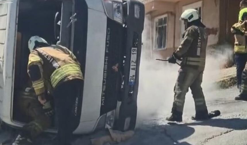 Sultangazi'de Rampada Kayarak Devrilen Kamyonet Park Halindeki Otomobile Çarptı