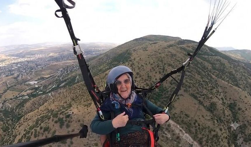 77 Yaşında Yamaç Paraşütüyle Gökyüzüne Uçtu: Türkan Aktaş'ın Cesur Deneyimi