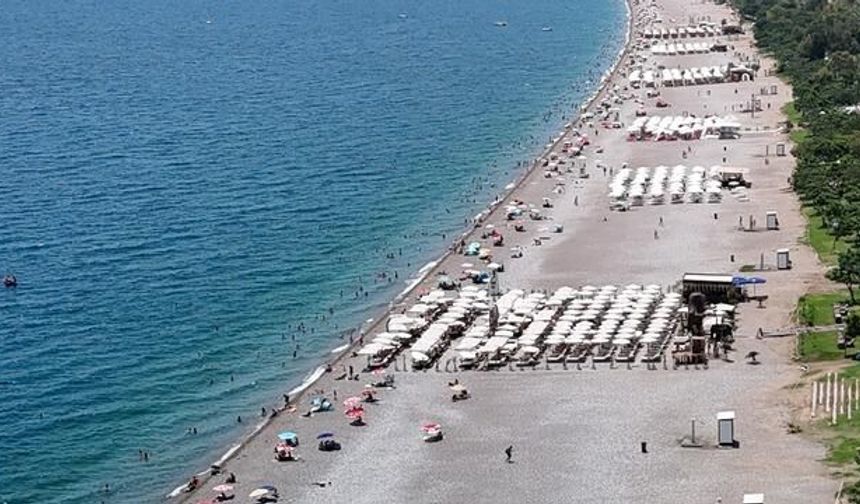 Antalya'da Sıcaklık 38 Dereceyi Buldu, Konyaaltı Sahili Tatilcilerle Doldu