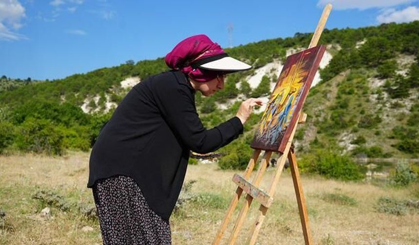 Ayfer Bozkurt: Saçından Fırça Yaparak Resim Yapan 'Şalvarlı Picasso'