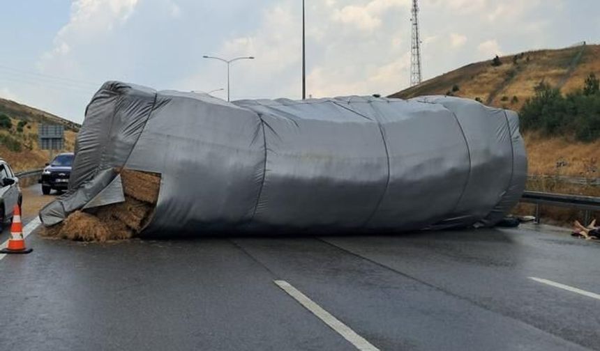 Balıkesir'de Saman Yüklü Tır Devrildi, Otoyol Trafiğe Kapandı