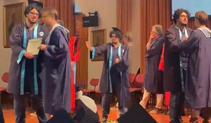 Boğaziçi Üniversitesi Mezuniyet Töreninde Öğrenci ile Öğretim Üyesi Arasında Gerginlik