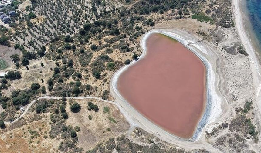Çanakkale'de 2 Bin Yıllık Antik Liman Doğanın Dokunuşuyla Kalp Şeklinde Pembe Göl Oldu