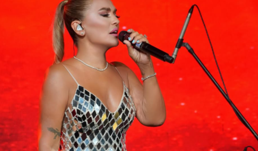 Demet Akalın Bodrum Tatilinde Bikinisiyle Fit Fiziğini Gösterdi