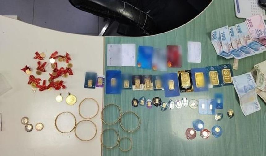 Düzce'de Temizlik İşçisi Bulduğu Altın Dolusu Çantayı Polise Teslim Etti