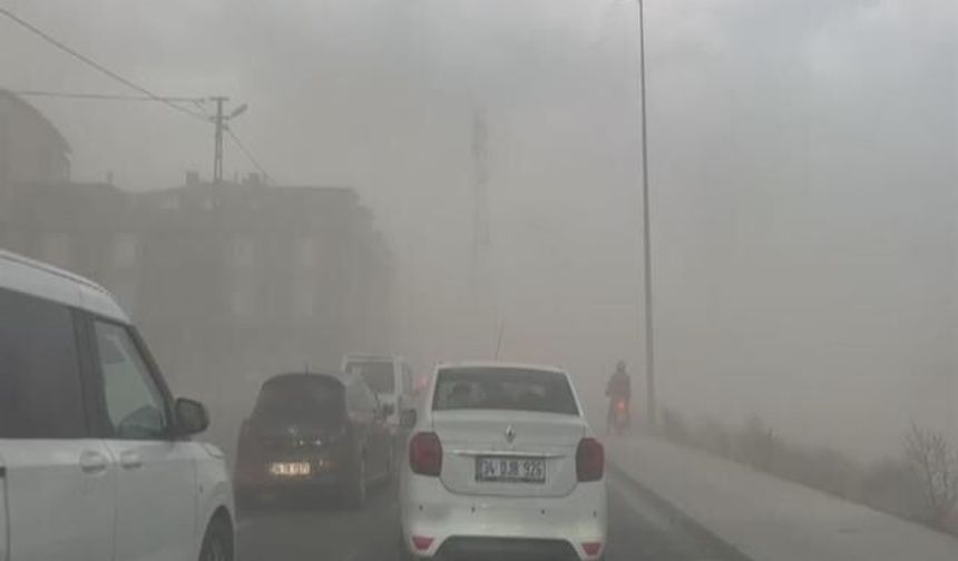 İstanbul'da Şiddetli Fırtına ve Sağanak Yağış Hayatı Olumsuz Etkiledi