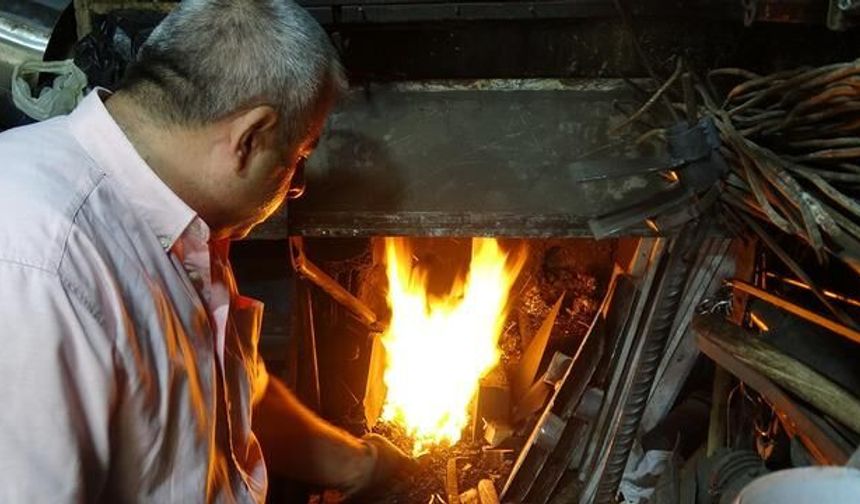 Kilis'te Demirci Ustası 29 Yıldır Bin Derecelik Ocakta Çalışıyor