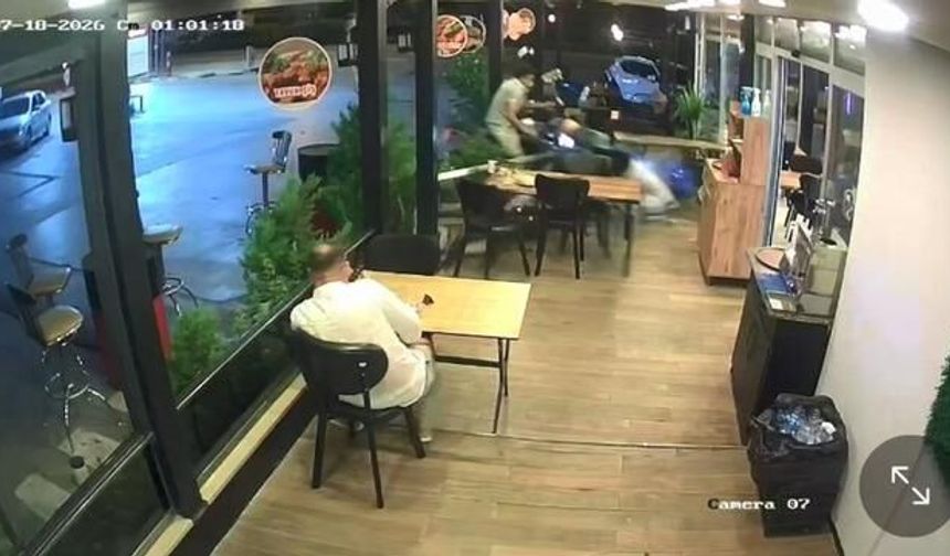 Lokantada Oturan Müşteriye Motosiklet Çarpması Sonrası Yaralanma