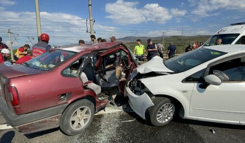Sakarya'da İki Otomobilin Çarpışması Sonucu 1'i Bebek 7 Kişi Yaralandı