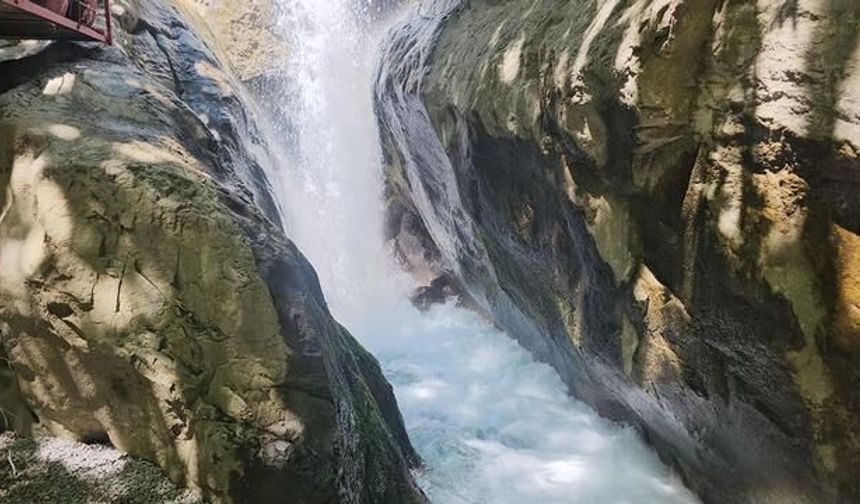 Şemdinli'de Nehri Şelalesi Yaz Aylarında Ziyaretçi Akınına Uğruyor