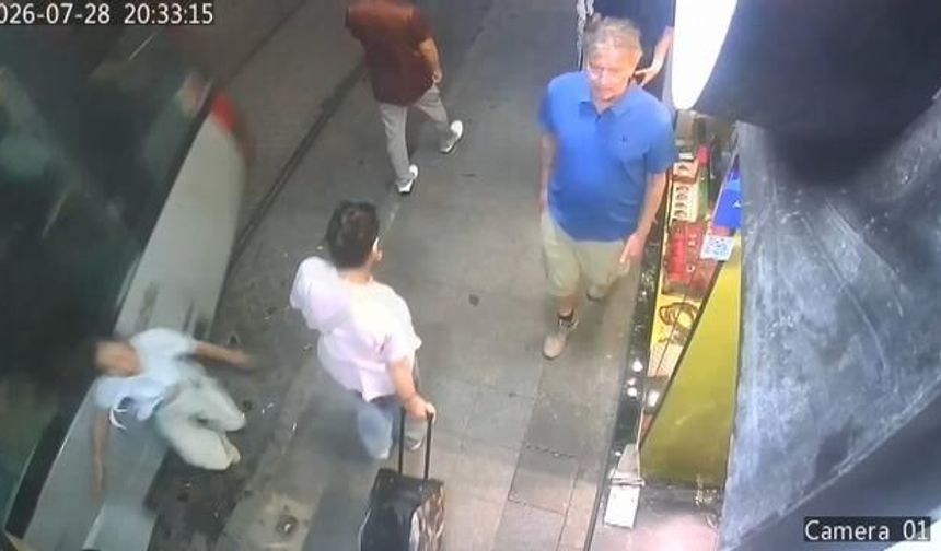 Sirkeci'de Tramvayın Turiste Çarpma Anı Kameraya Yansıdı
