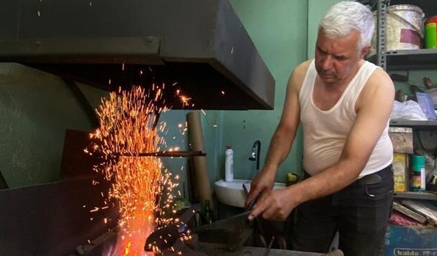Sivas'ta Dövme Bıçak Ustası İsmail Gölebatmaz'ın Zorlu Atölye Sıcaklığı
