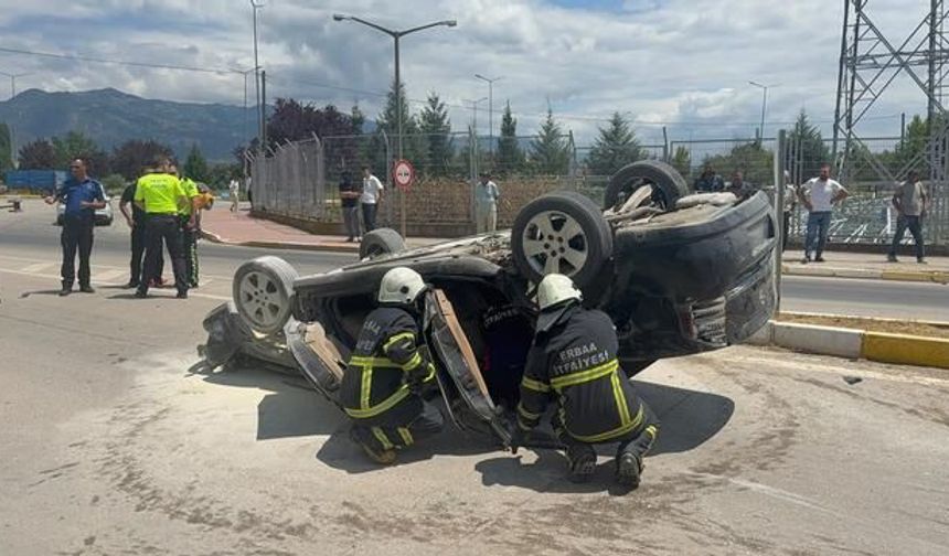 Tokat'ta Otomobil Devrildi: Kaza Anı Kameraya Yansıdı
