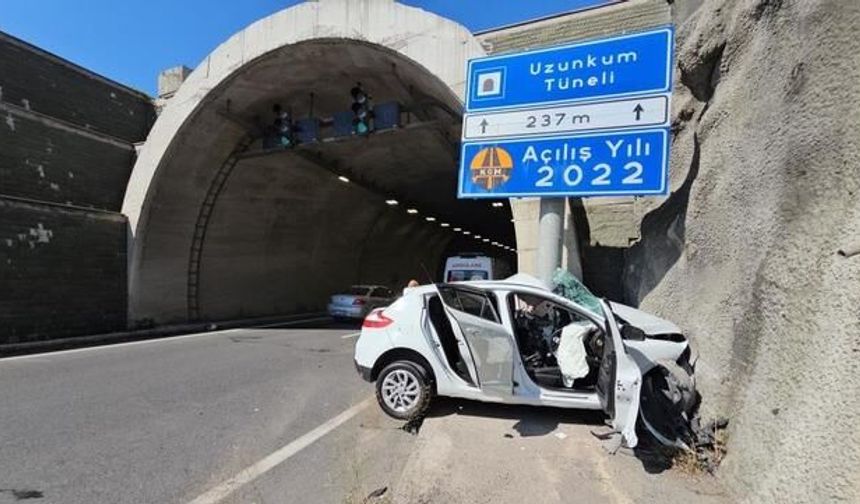 Zonguldak'ta kontrolden çıkan otomobil tünel tabelasına saplandı
