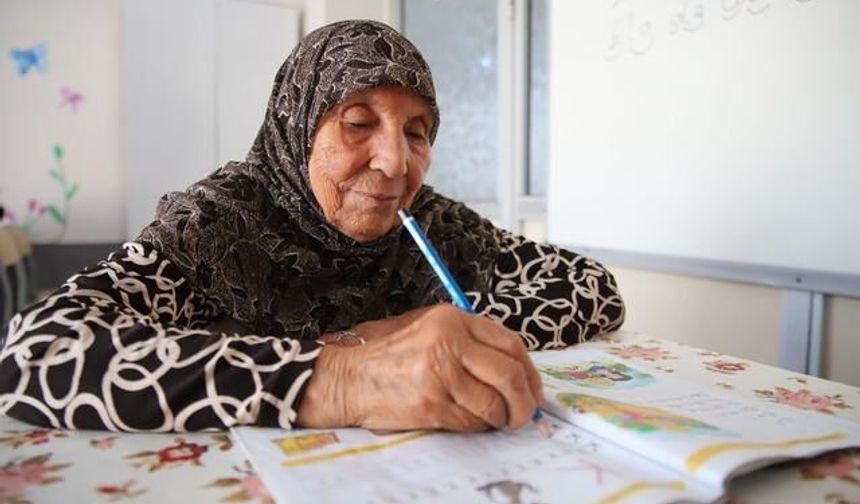 78 Yaşında Okuma Yazma Öğrenen Döne Teyze'nin Azmi