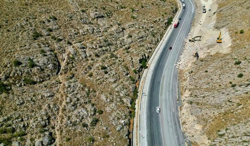 Afyonkarahisar'da Yola Dökülen Boya Araçları Mor Renge Boyadı