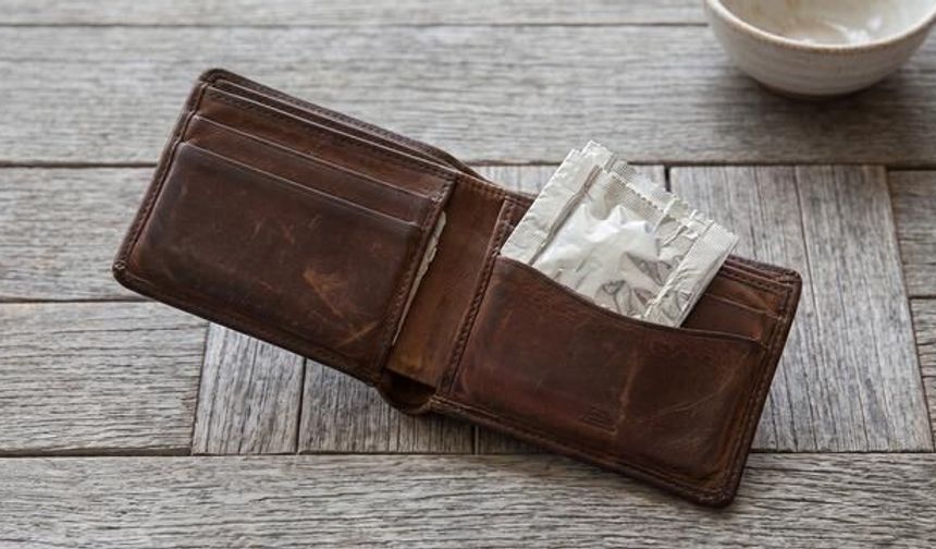 Alüminyum Folyoya Sarılı Badem Taşımak: Bereket ve Yeni Başlangıçların Ritüeli