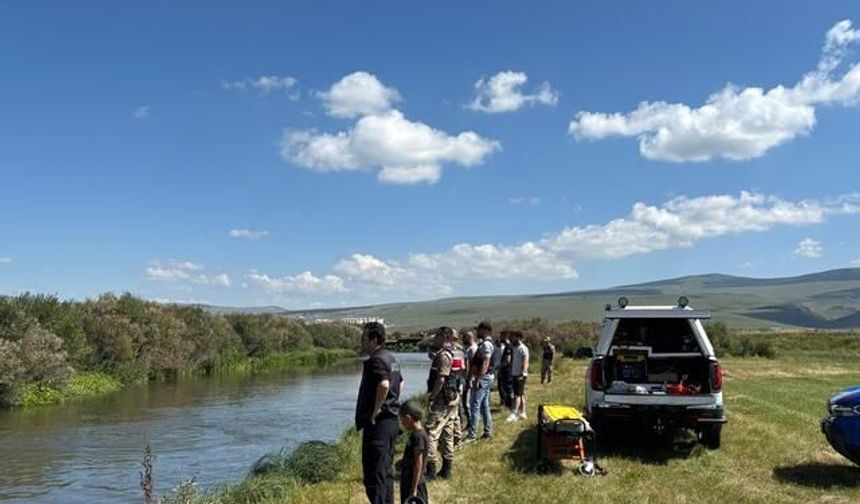 Ardahan'da Atıyla Nehre Giren Çoban Akıntıya Kapılarak Kayboldu