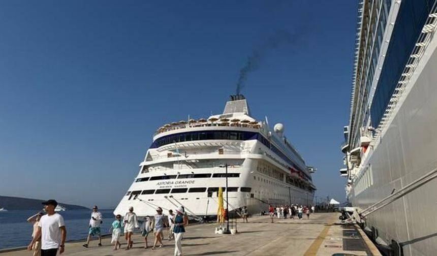 Bodrum Limanı'na 2 Kruvaziyer Gemisi Yanaştı, 1144 Turist İlçeyi Gezdi